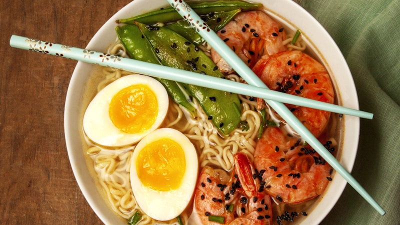 ラーメンに誘う男性心理をやさしく解説|脈ありサインの見分け方と本音の確かめ方