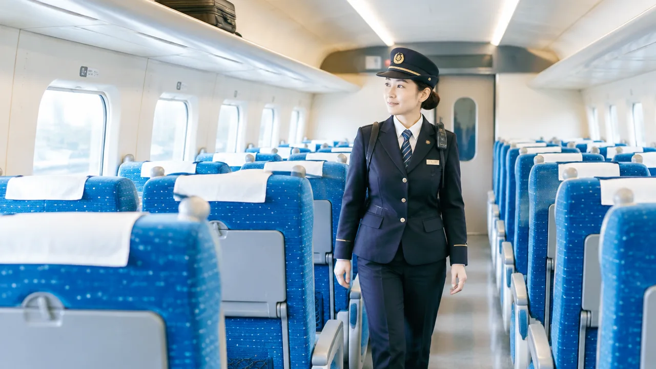 新幹線車掌はどこにいる？乗務中の居場所や仕事内容を解説