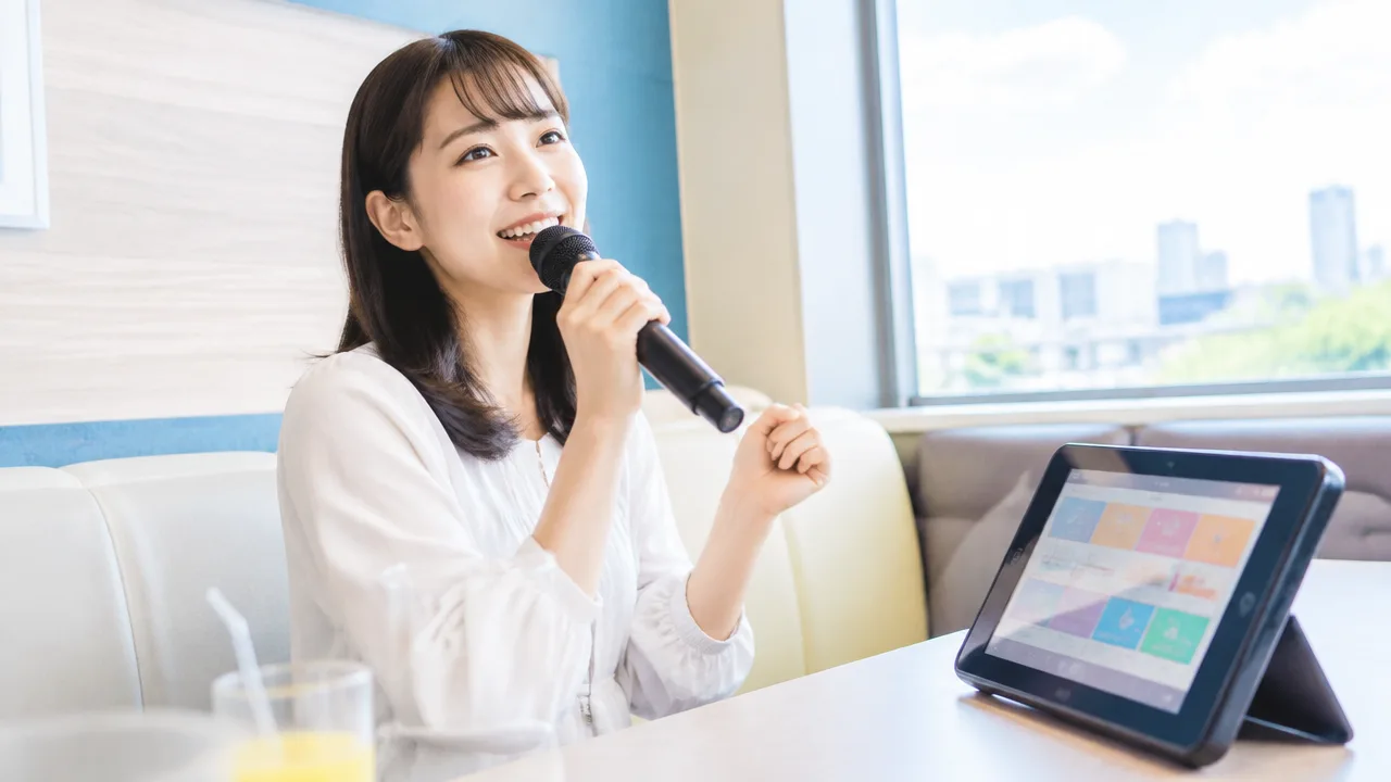 朝カラオケは何時から?料金や楽しみ方、利用時のポイントを紹介