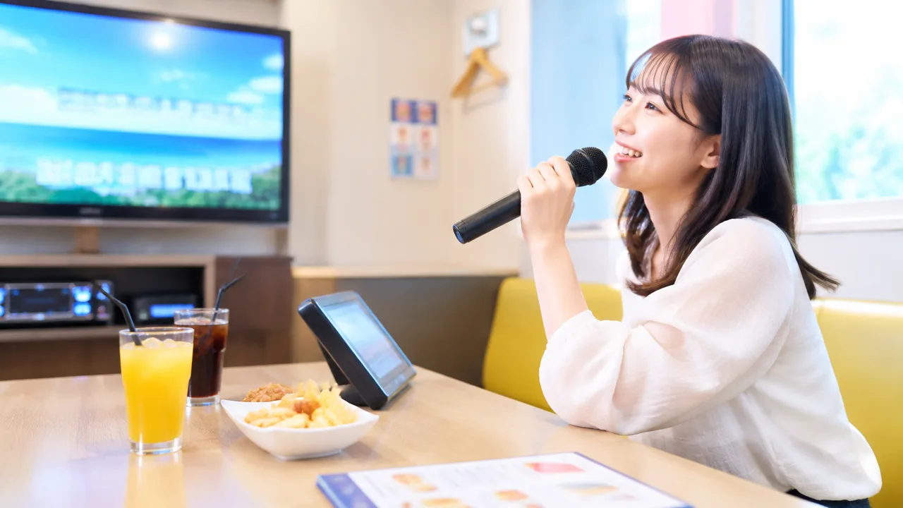 朝カラオケは何時から?料金や楽しみ方、利用時のポイントを紹介