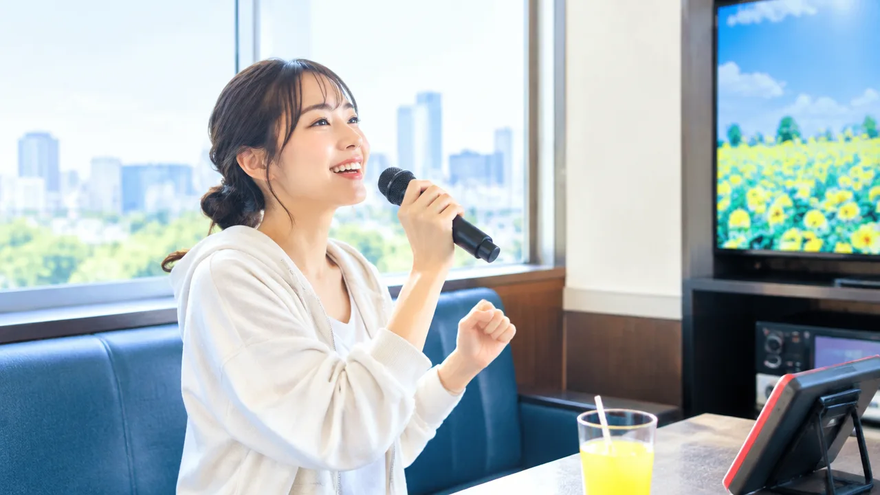 朝カラオケは何時から?料金や楽しみ方、利用時のポイントを紹介